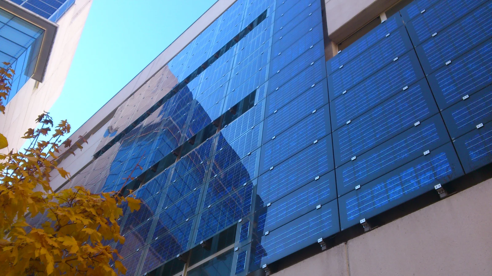 Building-integrated photovoltaic solar facade